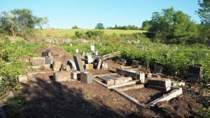 09 Červnové čištění náhrobků na hřbitově ve Svatoboru 